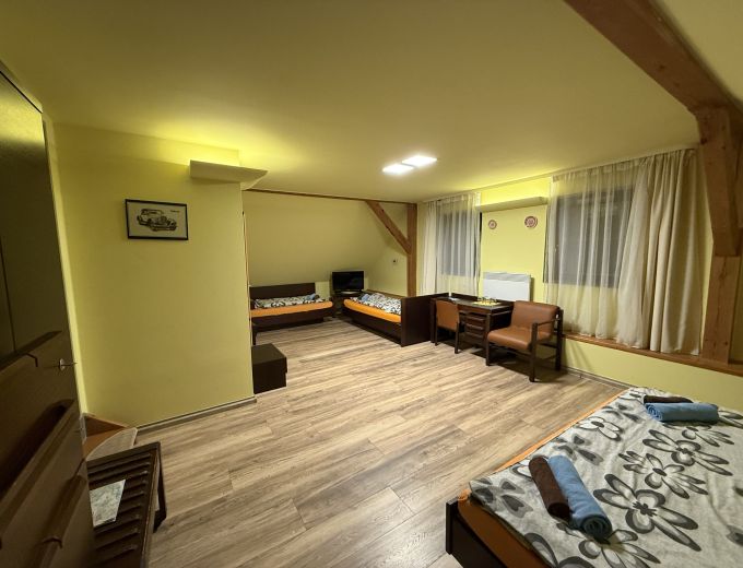 Čtyřlůžkový pokoj penzionu Kamínek v Nových Hradech