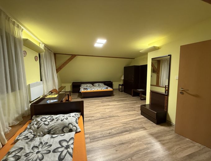 Čtyřlůžkový pokoj penzionu Kamínek v Nových Hradech