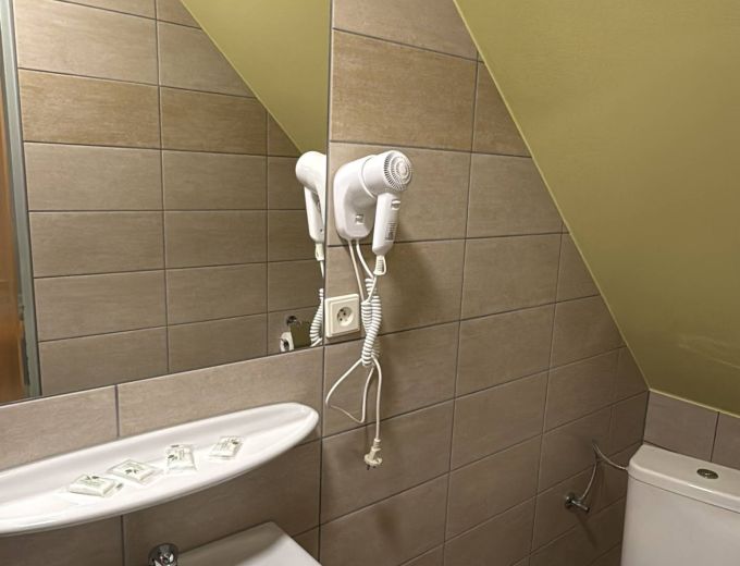 Koupelna čtyřlůžkového pokoje penzionu Kamínek v Nových Hradech