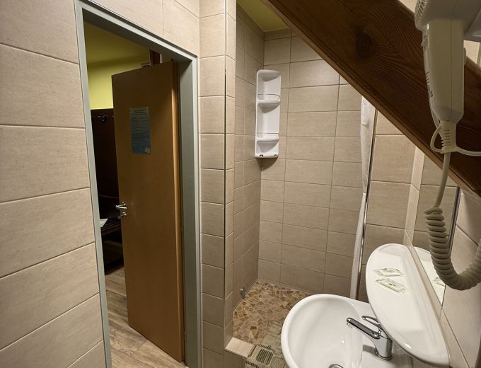 Koupelna dvoulůžkového pokoje penzionu Kamínek v Nových Hradech