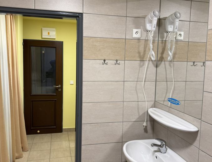 Koupelna třílůžkového pokoje penzionu Kamínek v Nových Hradech