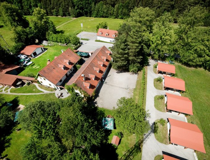 Pohled na areál penzionu Kamínek v Nových Hradech