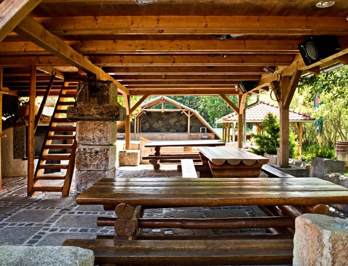 Posezení u venkovního krytého pódia penzionu Kamínek v Nových Hradech