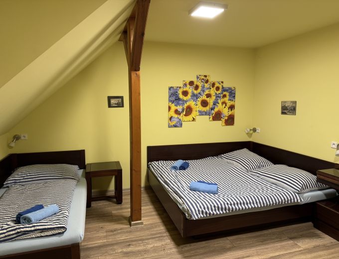 Třílůžkový pokoj penzionu Kamínek v Nových Hradech