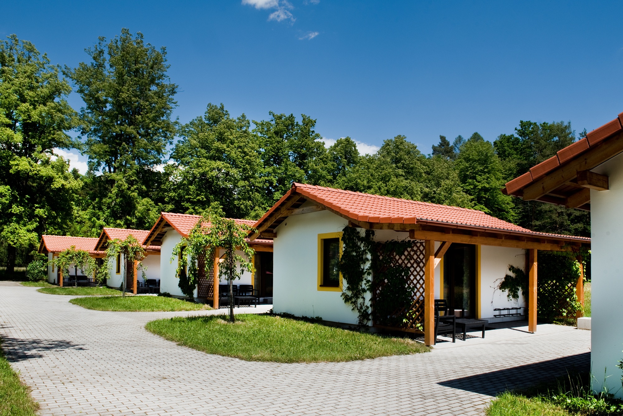 Pohled na bungalovy penzion Kamínek Nové Hrady